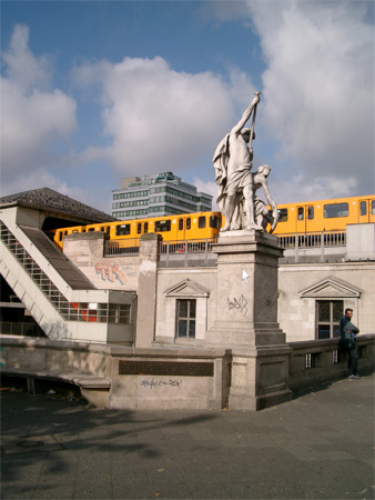 ubahn_halleschestor.jpg